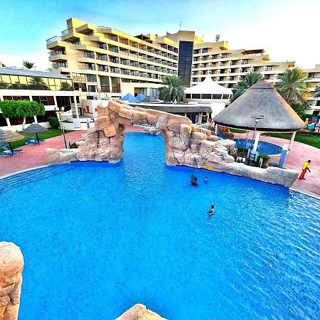 Danat Al Ain Resort Luaran gambar The swimming pool at the hotel