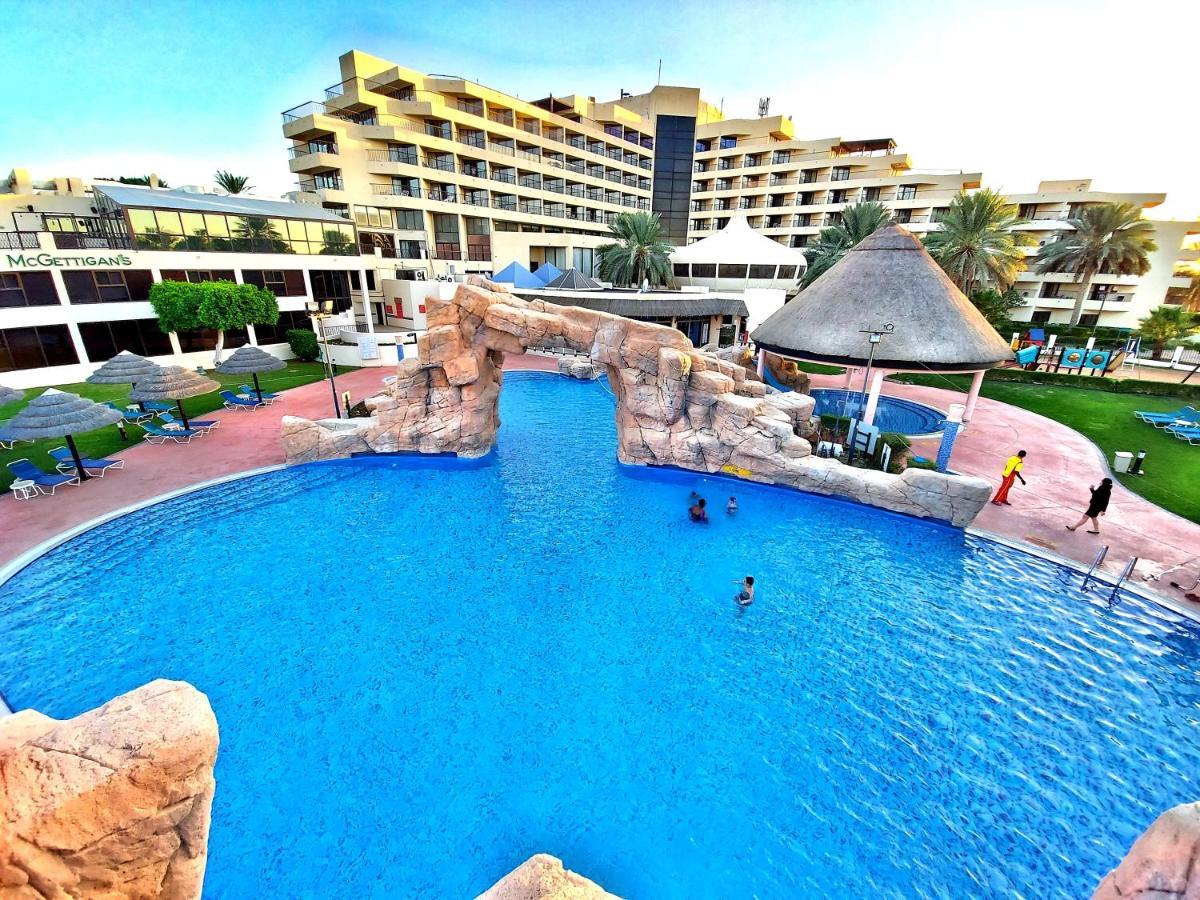 Danat Al Ain Resort Luaran gambar The swimming pool at the hotel