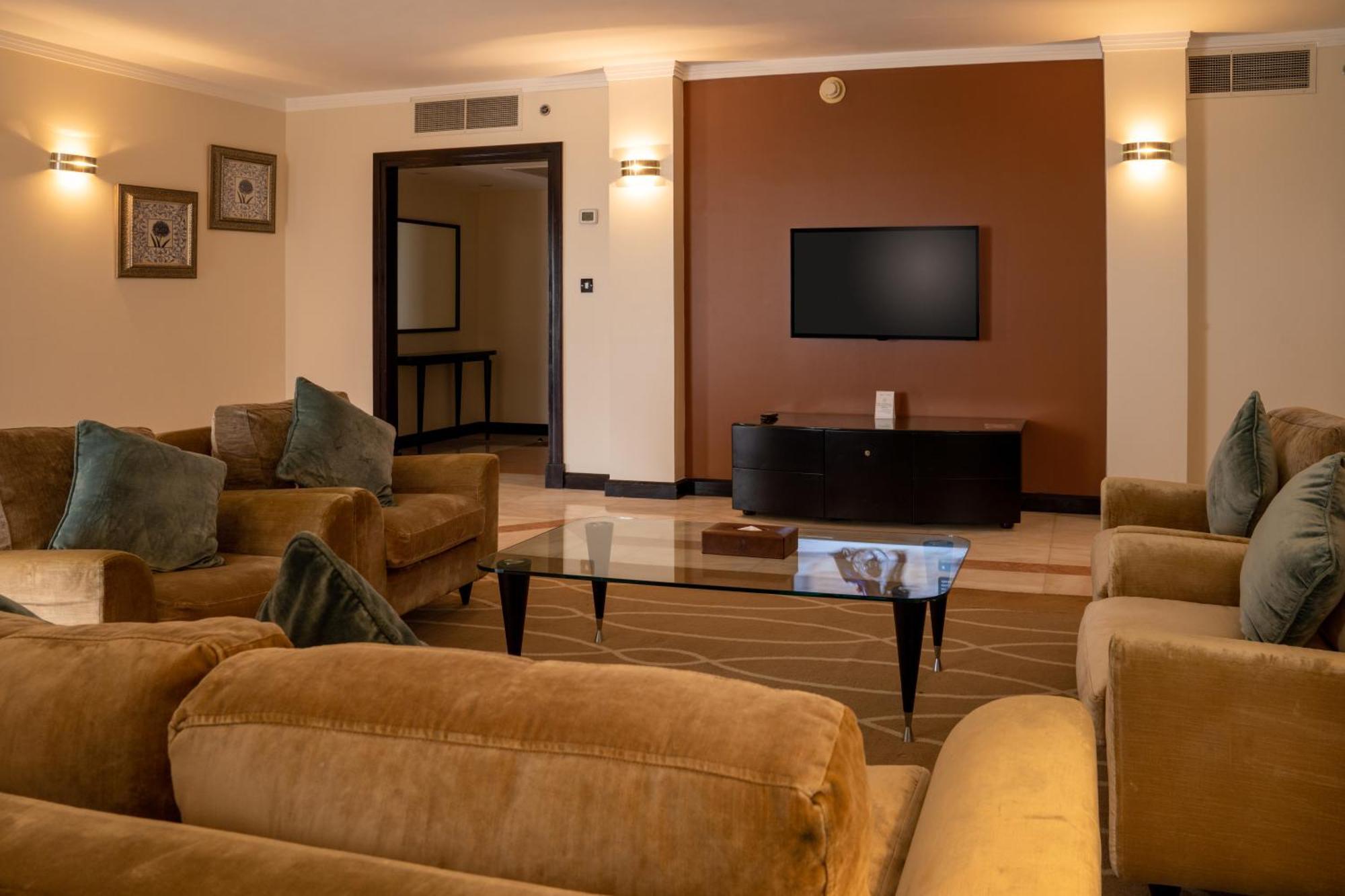 Danat Al Ain Resort Luaran gambar A living room in a suite at the Taj Mahal Palace, Mumbai