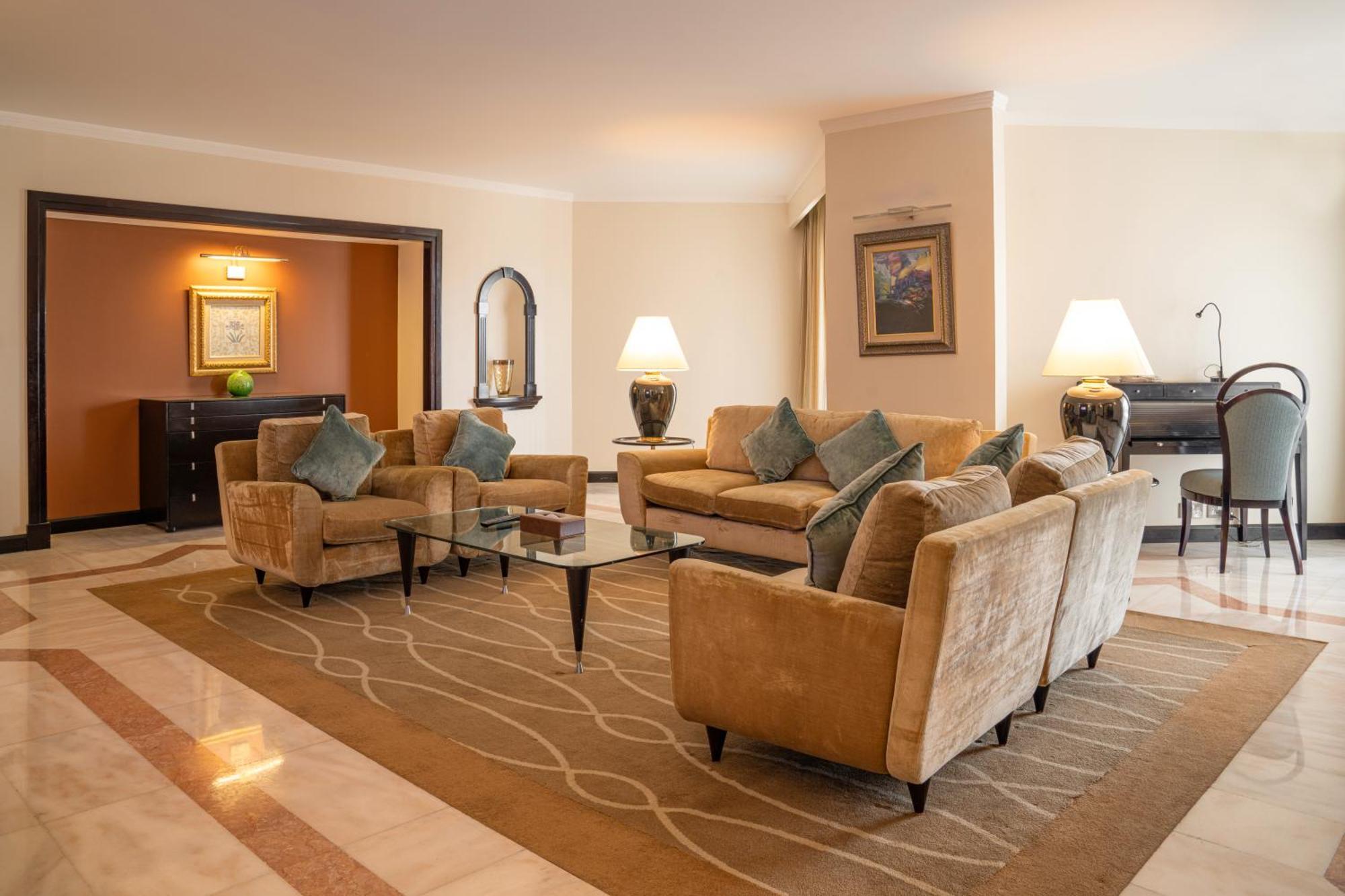 Danat Al Ain Resort Luaran gambar A living room in a suite at the Jumeirah Emirates Towers Hotel