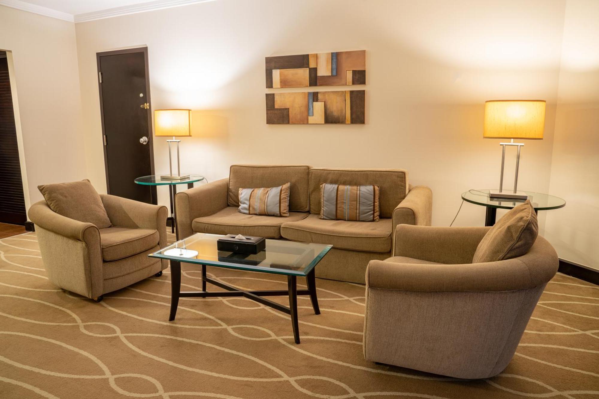 Danat Al Ain Resort Luaran gambar A living room in a suite at the Fairmont