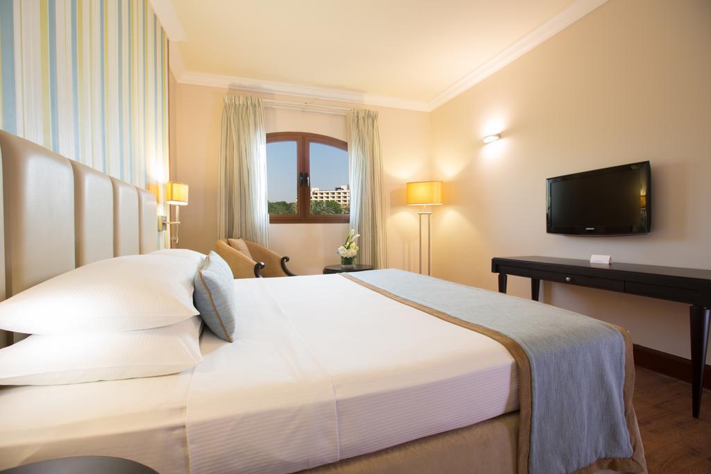 Danat Al Ain Resort Luaran gambar A room at the hotel
