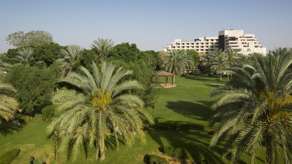 Danat Al Ain Resort Luaran gambar The green of the 18th hole