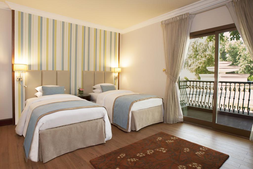 Danat Al Ain Resort Luaran gambar A room at the hotel