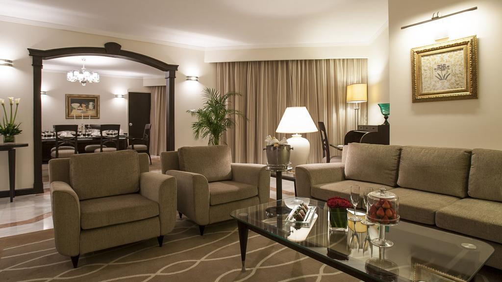 Danat Al Ain Resort Luaran gambar A living room in a suite at the Taj Mahal Palace, Mumbai
