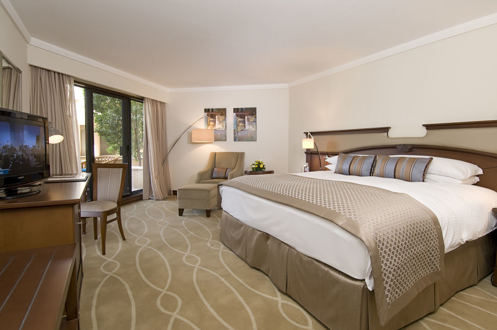 Danat Al Ain Resort Luaran gambar A guest room at the Four Seasons Hotel