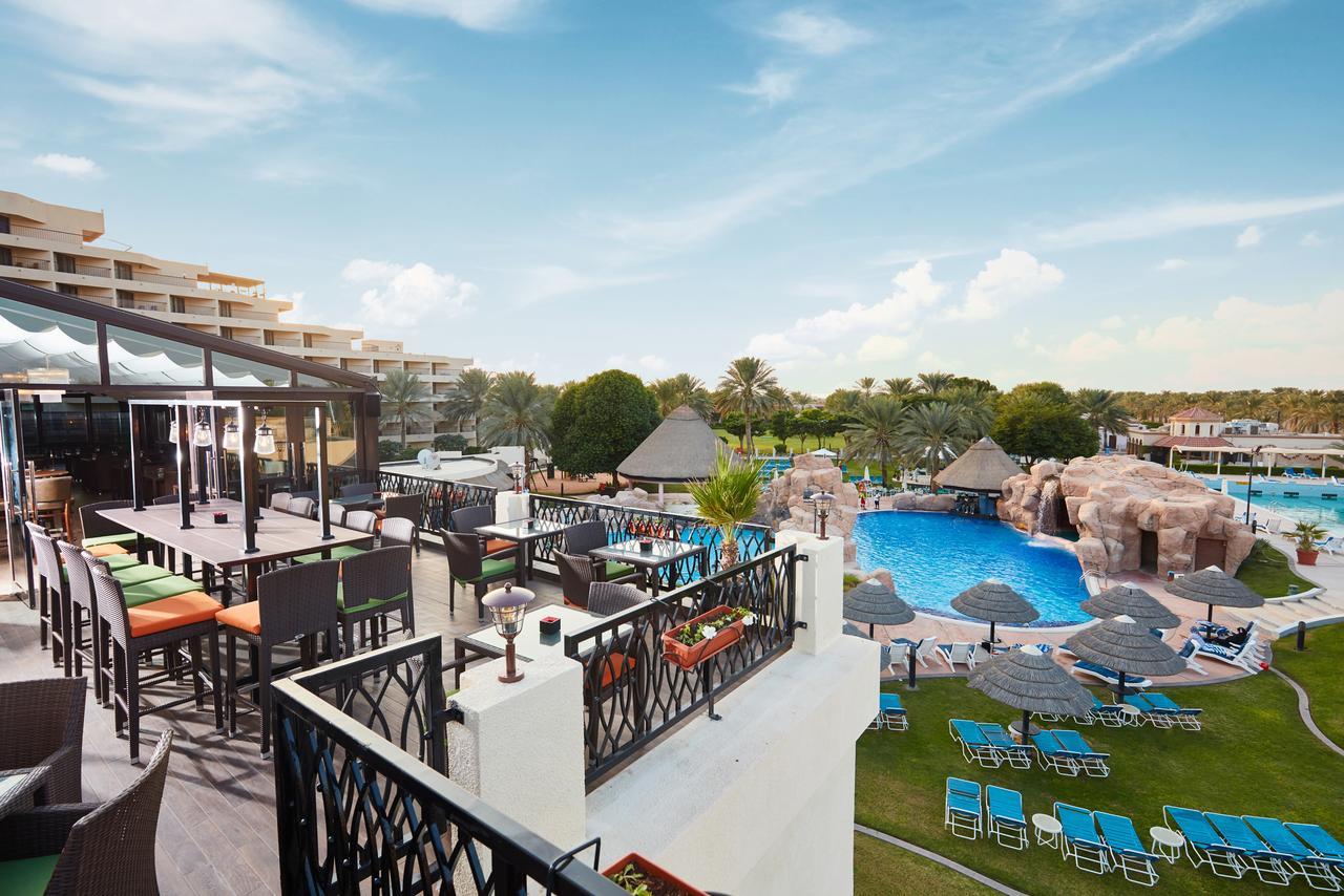 Danat Al Ain Resort Luaran gambar The swimming pool at the resort