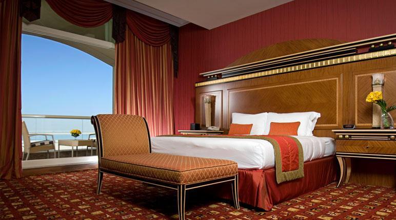 Danat Al Ain Resort Luaran gambar A bedroom at the Jumeirah Beach Hotel
